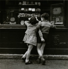 Boubat - Enfants à la vitrine 1948