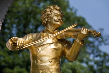Johann Strauss Monument in Stadt Park. Vienna, Austria. (Photo Wikipédia)
