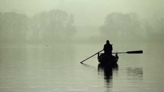 Matin-Brouillard-lac-bateau-pêcheur-Hd